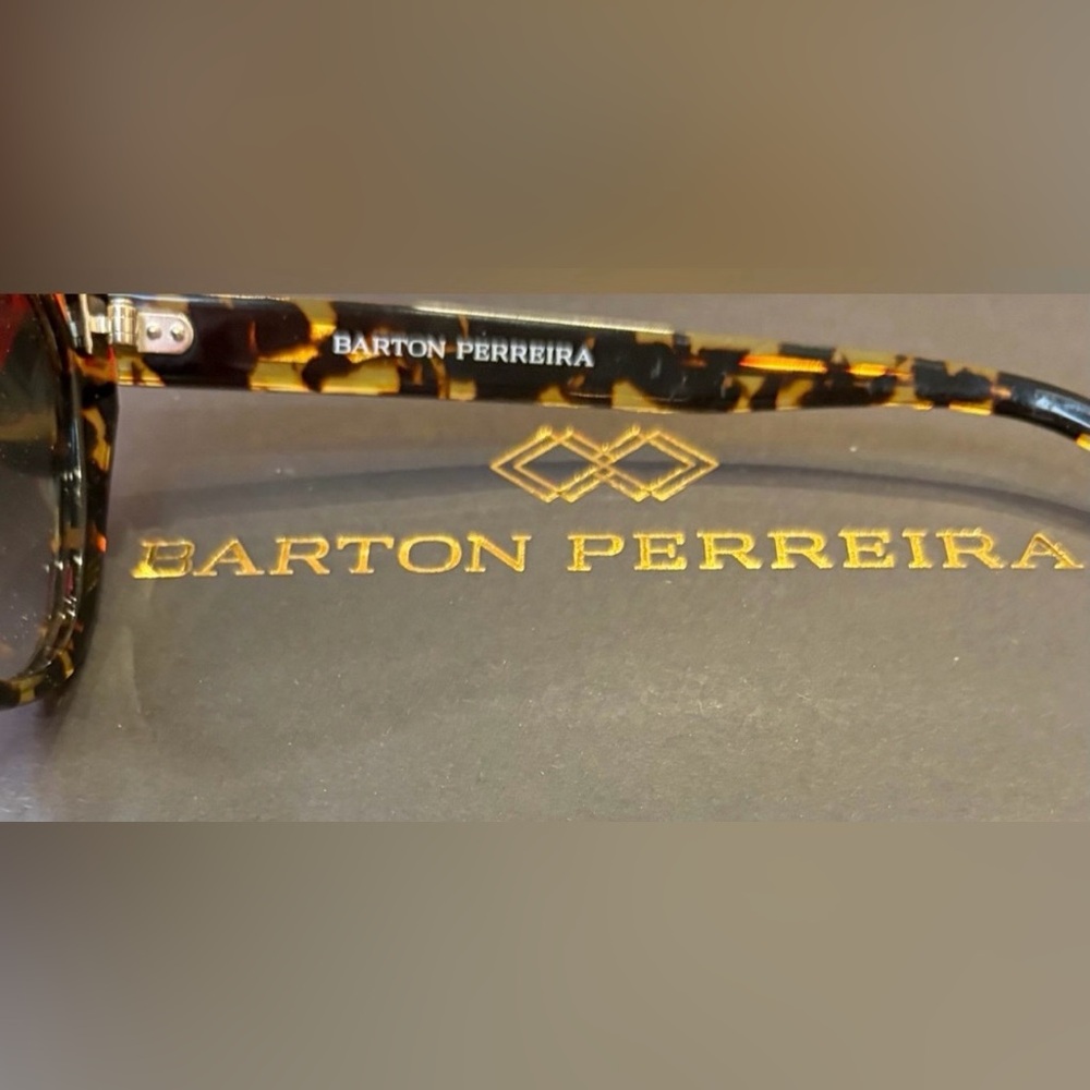 BARTON PERREIRA Tortoise Shell
Sunglasses Case & Magnetic closure w/Cardholder - Picture 7 of 15